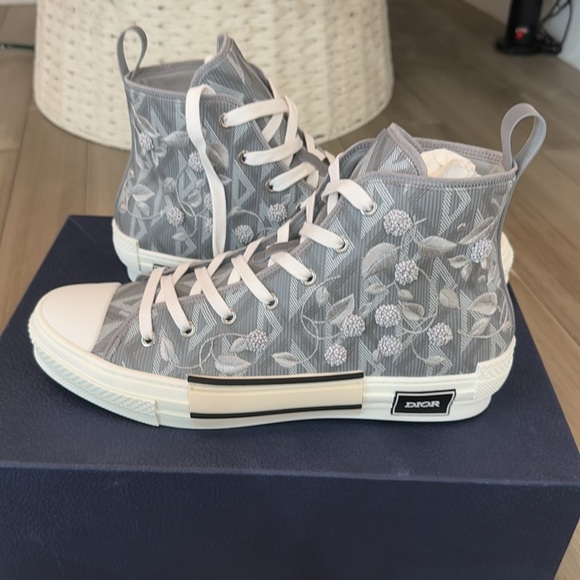 DIOR B23 HIGH-TOP
LILY OF THE VALLEY EMBROIDERY - Picture 2 of 13